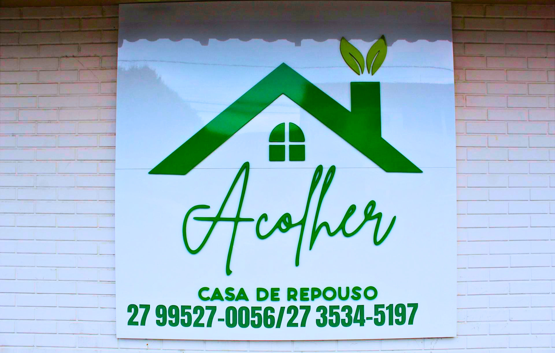 Fachada da Casa de Repouso Acolher com a marca na entrada
